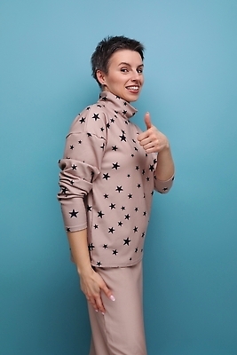 포토 JPG 해외이미지 백인 모델 라이프스타일 헤어스타일 여자 행복 유럽 백그라운드 셔츠 짧은머리 실내 한명 미소 여름 30대 치마 뷰티 유행 화려 검은머리 블라우스 고립 스타일 해외202310 해외포토 서양인 1 계절 감정 나라 컨셉 상의 하의 표정 사람 내부 생활 장년 파일형식