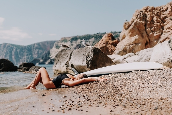 포토 JPG 해외이미지 라이프스타일 여자 행복 바다 여행 자연 하늘 휴가 산 한명 사람 풍경 성인 야외 물 여름 파란색 뷰티 여행객 계곡 트래킹 하이킹 추위 자유 정상 셀프카메라 나눔 수평선 해외202310 해외포토 자연요소 1 계절 감정 컬러 컨셉 레저 생활 사진촬영 생태계 파일형식