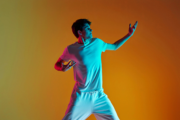 포토 JPG 해외이미지 직업 라이프스타일 옷 남자 음악 포즈 백그라운드 이동 신체 거리 실내 한명 경사 소년 파란색 빛 컬러풀 운동 노란색 파티 유행 축제 스트레칭 댄서 춤 자신감 우아함 시원함 엉덩이 흥분 네온 에어로빅 고립 단절 랩 프리스타일 스타일 해외202310 해외포토 1 감정 어린이 컬러 컨셉 문화예술 건강 사람 이벤트 내부 생활 신체부위 파일형식