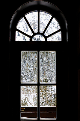 포토 JPG 해외이미지 나무 여행 겨울 창문 자연 산 주택 실내 사람없음 건물 세로 빛 뷰티 추위 흰색 서리 옛날 해외202310 해외포토 식물 건축물 계절 컬러 내부 생태계 파일형식