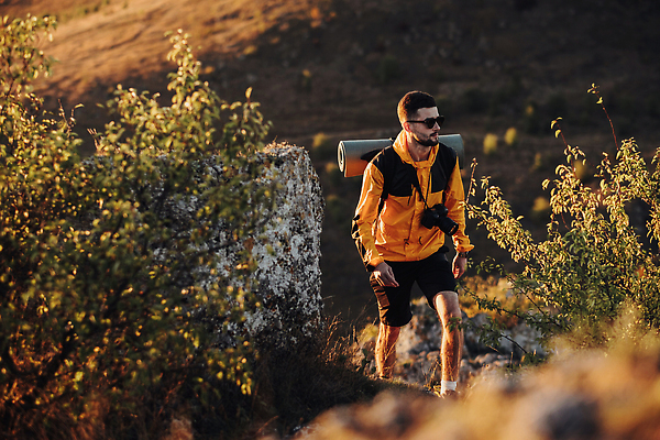 포토 JPG 해외이미지 백인 남자 여행 배낭 휴가 산 건강 한명 야외 여행객 카메라 일몰 트래킹 하이킹 자유 디지털카메라 저녁 언덕 오르기 주말 하이커 해외202310 해외포토 서양인 1 컨셉 가방 모션 레저 사람 전자제품 노을 야간 파일형식