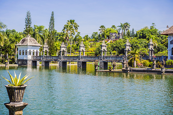 포토 JPG 해외이미지 전통 공원 꽃 아시아 호수 바다 섬 여행 건축양식 연꽃 동양인 풍경 사람없음 건물 가로 물 여름 반사 여행객 평화 정원 궁전 골동품 바위 연못 사찰 재산 오솔길 분수 아치 발리 인도네시아 신성 랜드마크 옛날 이국적 힌두교 해외202310 해외포토 자연요소 식물 건축물 계절 공공시설 건축 나라 종교 길 컨셉 고건축 종교건축 사람 인종 금융 돌_바위 파일형식
