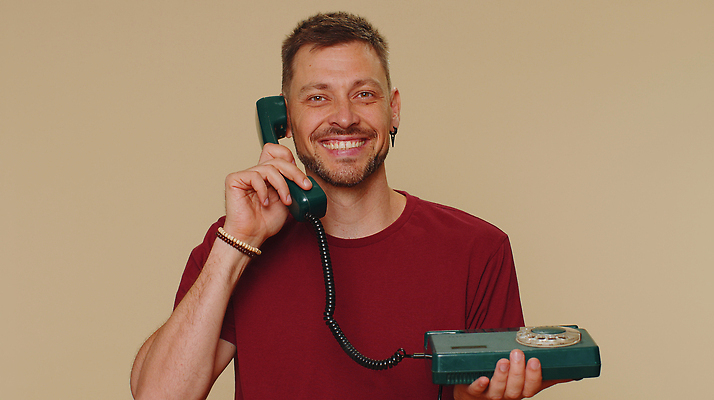 포토 JPG 해외이미지 백인 학생 남자 여행 휴가 수염 실내 대화 한명 미소 스마트폰 유행 여행객 만남 연결 시원함 중개인 전화기 서비스 상담 상업 긍정 텔레마케팅 부름 비서 보여주기 온라인 고립 대답 바보 의사소통 혼자 카피스페이스 해외202310 해외포토 서양인 직업 1 컨셉 모션 표정 말하기 사람 내부 핸드폰 스마트기기 공백 서비스업 파일형식