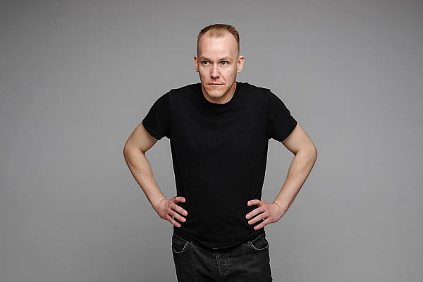 포토 JPG 해외이미지 백인 1 라이프스타일 응시 남자 행복 백그라운드 티셔츠 짧은머리 실내 표정 대화 한명 미소 금발 검은색 놀람 기쁨 회색 질문 흥분 해외202310 해외포토 서양인 헤어스타일 시선 감정 컬러 셔츠 말하기 사람 내부 생활 파일형식