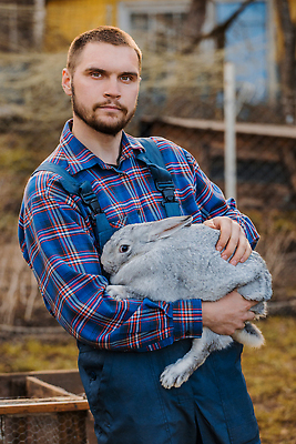포토 JPG 해외이미지 동물 1 라이프스타일 손 남자 행복 농업 포유류 포옹 자연 노동자 부활절 털 한명 사람 성인 야외 반려동물 뷰티 농장 목장 우정 흰색 시골 토끼 잡기 농부 설치류 작음 모피 귀 팔 솜털 돌봄 해외202310 해외포토 직업 기념일 감정 산업 컬러 안기 모션 생활 신체부위 친구 크기 생태계 파일형식