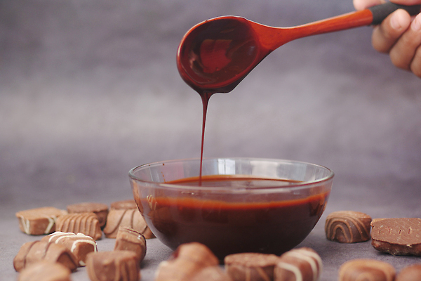 포토 JPG 해외이미지 접시 음식 조각 사탕 사람없음 갈색 초콜릿 어둠 흰색 바 액체 사발 맛 설탕 굽기 칼로리 코코아 토막 맛있는 해외202310 해외포토 식기 음료 컬러 컨셉 디저트 사기그릇 구이 파일형식