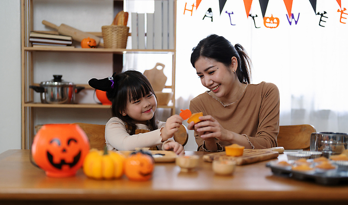 포토 JPG 해외이미지 백인 전통 라이프스타일 계절 행복 어린이 가족 탁자 호박 엄마 휴가 주택 기념 함께함 실내 요리 소년 두명 장식 파티 케이크 주방 할로윈 가을 의식 결합 굽기 준비 잭 10월 해외202310 해외포토 서양인 남자 감정 가구 컨셉 채소 관계 디저트 사람 이벤트 내부 건물 생활 날짜 구이 파일형식