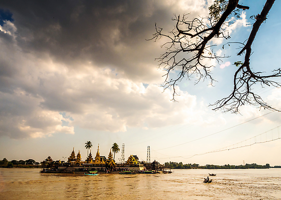 포토 JPG 해외이미지 종교 문화 섬 여행 불교 교통시설 풍경 사람없음 야외 물 강 탑 기도 사찰 보트 작음 포트 미얀마 신앙심 해외202310 해외포토 자연요소 건축물 아시아 교통 배_교통 종교건축 크기 시설 파일형식