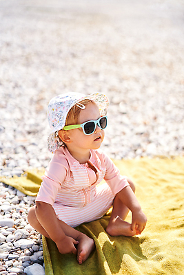 포토 JPG 해외이미지 백인 1 안경 어린이 가족 휴가 한명 앉기 정장 선글라스 맑음 목욕 아기 닫기 담요 걸음마 파나마 스타일 해외202310 해외포토 서양인 잡화 옷 관계 모션 날씨 사람 청결 남아메리카 파일형식