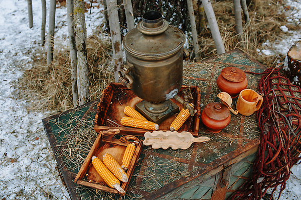 포토 JPG 해외이미지 전통 문화 겨울 휴가 옥수수 가면 한명 이벤트 여러명 목재 장식 파티 숟가락 축제 축하 역사 신비 심볼 러시아 희생 수공예 팬케이크 궤 러시아인 민화 옛날 전국 특별함 해외202310 해외포토 서양인 나무 1 계절 유럽 다수 컨셉 재료 곡류 수저 사람 케이크 공예 그림 파일형식