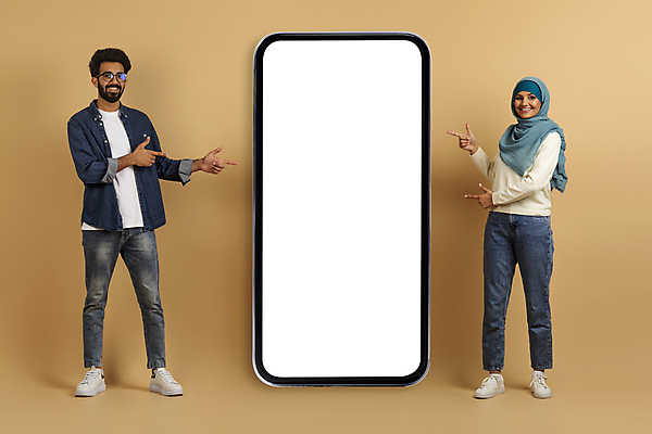 포토 JPG 해외이미지 전신 여자 남자 안경 백그라운드 서기 성인 두명 스마트폰 스크린 가리킴 베이지색 히잡 목업 성인만 카피스페이스 해외포토 잡화 컬러 모션 사람 손짓 핸드폰 스마트기기 공백 이슬람문화 파일형식
