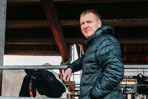 포토 JPG 해외이미지 동물 남자 농업 포유류 노동자 건강 한명 서기 사람 울타리 농장 농경지 농사 가축 목장 우유 시골 소 볏짚 군중 농부 주식 땅 황소 개성 주인 송아지 외양간 기르기 돌봄 밭일 송아지고기 수표 제어 해외202310 해외포토 직업 1 산업 새끼 모션 유제품 육류 금융 담장 짚 파일형식