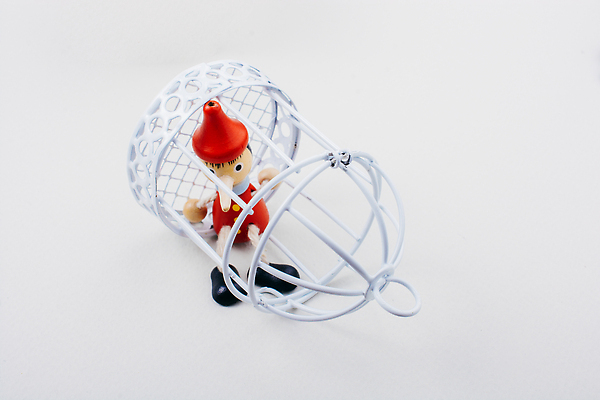 포토 JPG 해외이미지 캐릭터 전통 어린이 동화 이야기 사람없음 목재 장난감 피규어 교도소 감옥 코 새장 정직 거짓말 꼭두각시 무료 사실 핸드메이드 해외202310 해외포토 나무 재료 사람 신체부위 미니어처 케이지 파일형식