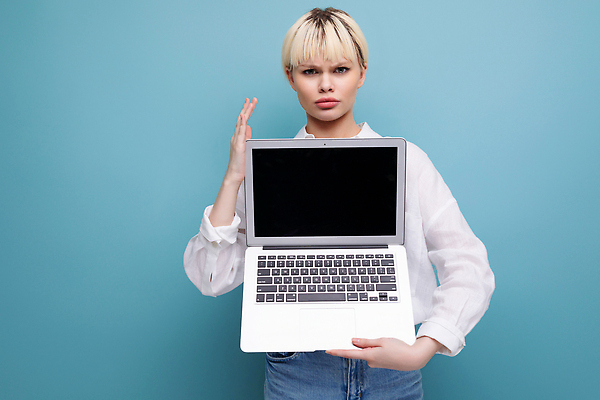 포토 JPG 해외이미지 백인 여자 행복 백그라운드 와이셔츠 비즈니스 손가락 짧은머리 실내 한명 미소 성인 노트북 컴퓨터 금발 사무실 우주 스크린 모니터 공책 웹 공백 가리킴 잡기 업무 쇼 보여주기 고립 스타일 카피스페이스 비어있는 해외202310 해외포토 서양인 1 헤어스타일 손 감정 셔츠 인터넷 모션 문구용품 표정 사람 손짓 내부 전자제품 작업 파일형식