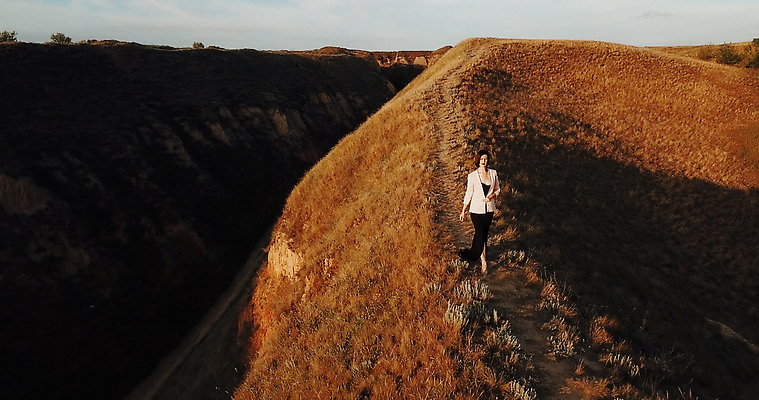 포토 JPG 해외이미지 드레스 바다 하늘 산 따뜻함 한명 초록색 여름 파란색 빛 노란색 검은색 일몰 저녁 언덕 점토 주인 수평선 해외202310 해외포토 1 옷 계절 컬러 사람 노을 야간 파일형식