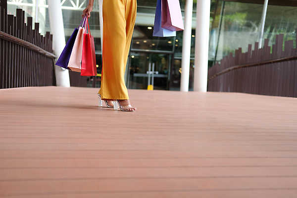 포토 JPG 해외이미지 라이프스타일 여자 행복 가방 한명 서기 미소 사람 동양인 성인 야외 쇼핑 세일 기쁨 잡기 구매 쇼핑몰 고객 만족 소매 적재 쇼퍼홀릭 해외202310 해외포토 1 잡화 감정 모션 표정 인종 생활 파일형식