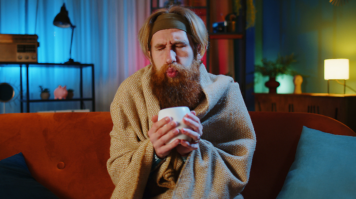 포토 JPG 해외이미지 계절 남자 거실 아파트 주택 실내 한명 소년 건강관리 목도리 추위 열 차 질병 야간 저녁 흔들림 난방 온도 문제 부족 나쁜 빚 따뜻한음료 라디에이터 우크라이나 인플루엔자 트러블 해로움 히피 해외202310 해외포토 자연요소 1 잡화 유럽 음료 어린이 컨셉 의학 모션 건강 관리 사람 내부 건물 경제 바이러스 밤 파일형식