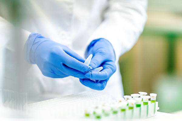 포토 JPG 해외이미지 여자 교육 과학 컨셉 유리 건강 병원 실험 사람 사람없음 빛 약 건강관리 장비 의사 액체 실험실 보호 질병 연구원 과학자 플라스크 분석 생물학 튜브 공학 해결 발견 조제 개발 기관 피펫 화학물질 화학자 해외202310 해외포토 직업 의학 재질 실험기구 관리 의료진 화학 만들기 학자 파일형식