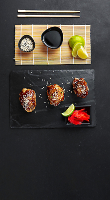 포토 JPG 해외이미지 전통 접시 음식 텍스트 젓가락 태국 고추 건강 육류 요리 씨앗 동양인 사람없음 갈색 주방 일본 식사 저녁식사 치킨 중국 튀김 뜨거움 달콤 맛 그릴 먹기 깨 라임 후추 점심식사 항공촬영 대두 플랫레이 카피스페이스 맛있는 해외202310 해외포토 식물 식기 아시아 뷰포인트 컬러 컨셉 채소 과일 식재료 모션 주방용품 수저 인종 공백 조미료 플랫 향신료 닭고기요리 파일형식