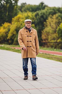 포토 JPG 해외이미지 모자 응시 옷 공원 남자 행복 안경 겨울 자연 한명 미소 성인 야외 걷기 활발 기쁨 추위 코트 가을 은퇴 만족 옛날 카피스페이스 해외202310 해외포토 1 시선 잡화 계절 공공시설 감정 컨셉 모션 표정 사람 공백 외투 생태계 파일형식