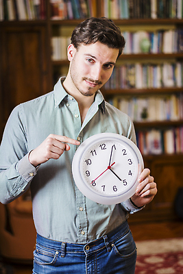 포토 JPG 해외이미지 직업 남자 감정 시계 포즈 생각 노동자 화살 스트레스 아이디어 실내 한명 서기 내부 긴급 표현 잡기 시간 기다림 예측 불안 약속 문제 재촉 경영 마감 배려 분 심각 압력 제어 카운트다운 해외202310 해외포토 1 컨셉 비즈니스 모션 사람 파일형식