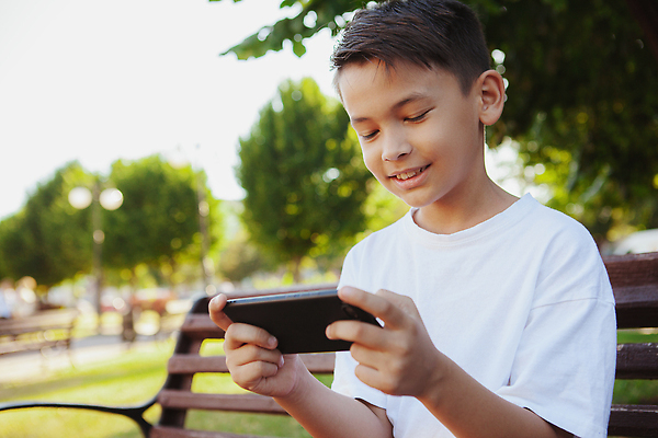 포토 JPG 해외이미지 학생 라이프스타일 공원 행복 아들 어린이 남학생 인터넷 자연 놀이 모바일 휴가 세포 한명 동양인 소년 야외 스마트폰 핸드폰 스터디 디지털 경쟁 기쁨 게임 표현 어플리케이션 연결 흥분 주말 쉬는시간 게이머 플레이어 중독자 해외202310 해외포토 1 공공시설 남자 감정 컨셉 가족 휴식 사람 인종 생활 전자제품 스마트기기 학습 생태계 파일형식