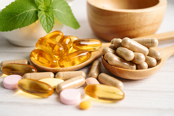 포토 JPG 해외이미지 건강 사람없음 알약 약 숟가락 허브 유기농 절구 나무배경 해외202310 해외포토 식물 웰빙 백그라운드 의학 수저 도구 파일형식