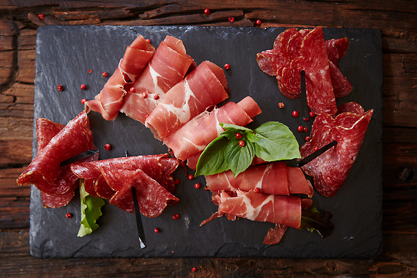 포토 JPG 해외이미지 전통 접시 음식 조각 백그라운드 재료 건조 육류 돼지고기 요리 사람없음 빨간색 초록색 검은색 식사 이탈리아 바위 나뭇가지 신선 파마 스페인 맛 애피타이저 정상 자르기 먹기 향신료 햄 날것 슬라이스 베이컨 바질 훈제 점심식사 스페인어 식품점 치유 타파스 맛있는 프로슈토 해외202310 해외포토 나무 헤어스타일 식기 유럽 컬러 컨셉 식재료 모션 상점 돌_바위 향미료 파일형식