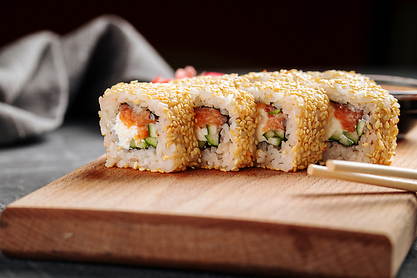 포토 JPG 해외이미지 음식 젓가락 밥 오이 어류 요리 동양인 사람없음 일본 식사 초밥 신선 두루마리 해산물 깨 연어 점심식사 목판 해외202310 해외포토 아시아 채소 식재료 수저 인종 수중동물 조미료 일본음식 파일형식