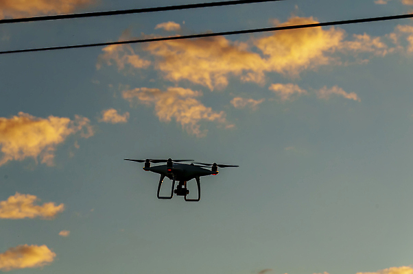 포토 JPG 해외이미지 구름 직업 포즈 백그라운드 모션 하늘 안테나 취미 사람없음 여름 카메라 디지털 사진촬영 촬영 장비 흰색 도시 헬리콥터 저녁 통제 무선전화기 로봇 항공 프로펠러 슛 감시 멀리 발견 드론 스파이 제어 착륙 해외202310 해외포토 자연요소 계절 컬러 통신 비행기 전자제품 야간 전화기 파일형식