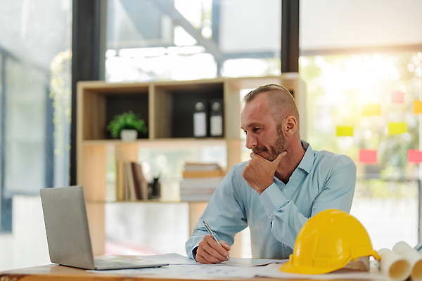 포토 JPG 해외이미지 백인 직업 디자인 남자 인터넷 비즈니스 건축양식 통신 직장 실내 한명 사람 성인 건물 가로 파란색 노트북 컴퓨터 사무실 작업 비즈니스맨 엔지니어 계획 연결 헬멧 인쇄 건축가 디자이너 스케치 무선전화기 책상 상담 문서 히스패닉 청사진 공학 프로젝트 카피스페이스 해외202310 해외포토 서양인 1 건축물 교육 건축 컬러 가구 컨셉 회사 미술 내부 전자제품 공백 직장인 기술자 보호장비 전화기 파일형식