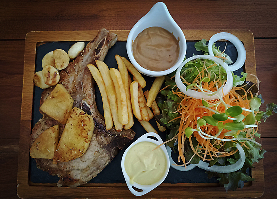 포토 JPG 해외이미지 음식 채소 양파 돼지고기 스테이크 요리 사람없음 식사 당근 샐러드 튀김 그릴 상추 바비큐 자르기 굽기 프랑스어 점심식사 해외202310 해외포토 문자 모션 주방용품 뿌리채소 서양음식 육류 구이 파일형식