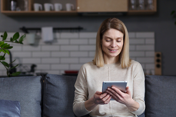 포토 JPG 해외이미지 학생 라이프스타일 응시 여자 교육 행복 컨셉 비즈니스 통신 휴식 아파트 주택 기술 한명 미소 사람 성인 쇼핑 스터디 컴퓨터 소파 독서 알약 디지털 방 잡기 업무 선택 어플리케이션 연결 사이버 무선전화기 고객 와이파이 질서 온라인 패드 소프트웨어 해외202310 해외포토 1 시선 감정 의자 모션 표정 건물 생활 전자제품 학습 약 예절 작업 전화기 무선인터넷 파일형식