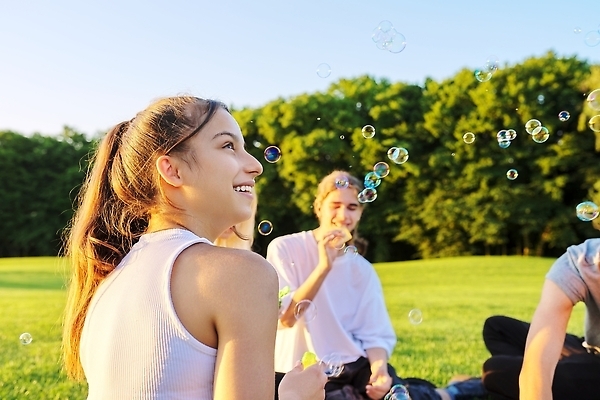 포토 JPG 해외이미지 백인 라이프스타일 응시 공원 여자 행복 얼굴 자연 휴가 휴식 함께함 미소 사람 잔디 10대 세명 여름 친구 청춘 뷰티 유행 맑음 우정 거품 표현 불기 즐거움 사춘기 옛날 해외202310 해외포토 서양인 식물 시선 계절 공공시설 감정 컨셉 관계 모션 청소년 날씨 표정 생활 신체부위 생태계 파일형식