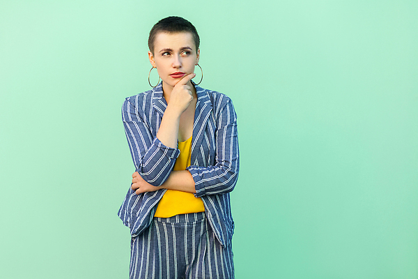 포토 JPG 해외이미지 백인 여자 생각 비즈니스 상상 청소년 노동자 짧은머리 실내 한명 희망 비즈니스우먼 찡그림 질문 집중 명상 해결 녹색배경 의문 의심 고립 배려 선견지명 심각 어려움 지능 혼란 힙스터 브레인스토밍 해외202310 해외포토 서양인 직업 1 헤어스타일 패션 감정 백그라운드 컨셉 표정 사람 내부 초록색 직장인 파일형식