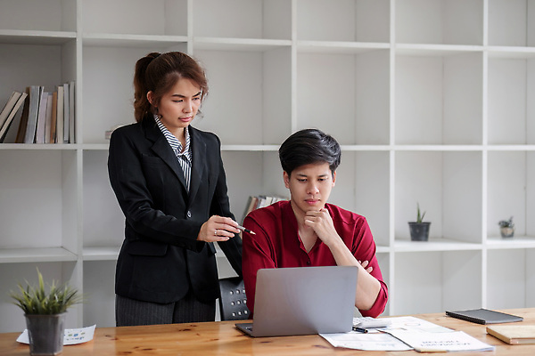 포토 JPG 해외이미지 여자 남자 회사 스트레스 동양인 상반신 성인 두명 앞모습 노트북 사무실 턱괴기 가리킴 업무 비즈니스맨 비즈니스우먼 성인만 해외202310 해외포토 뷰포인트 비즈니스 모션 사람 인종 손짓 전자제품 작업 직장인 파일형식