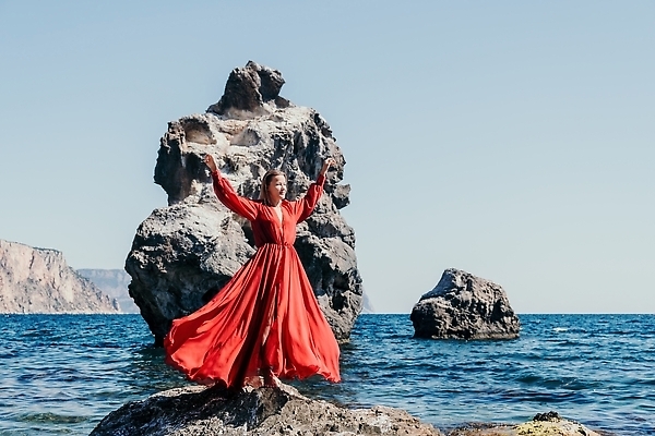 포토 JPG 해외이미지 라이프스타일 여자 행복 바다 여행 자연 하늘 휴가 산 한명 사람 풍경 성인 야외 물 여름 파란색 뷰티 여행객 계곡 트래킹 하이킹 추위 자유 정상 셀프카메라 나눔 수평선 해외202310 해외포토 자연요소 1 계절 감정 컬러 컨셉 레저 생활 사진촬영 생태계 파일형식