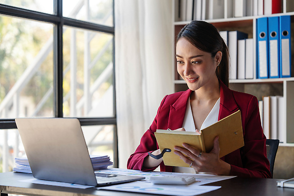 포토 JPG 해외이미지 직업 학생 라이프스타일 여자 행복 비즈니스 사업가 통신 주택 직장 한명 미소 사람 앉기 동양인 금융 노트북 컴퓨터 사무실 뷰티 공책 업무 작업 비즈니스우먼 연결 종업원 사이버 책상 분석 보고서 문서 투자 온라인 회계 마케팅 예산 프리랜서 회계사 해외202310 해외포토 1 감정 가구 컨셉 회사 모션 문구용품 표정 인종 건물 생활 경제 전자제품 직장인 파일형식