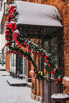 포토 JPG 해외이미지 크리스마스장식 크리스마스 겨울 거리 사람없음 야외 건물 문 마을 벽돌집 오너먼트 크리스마스리스 눈덮임 해외202310 해외포토 건축물 계절 기념일 컨셉 주택 화환 파일형식