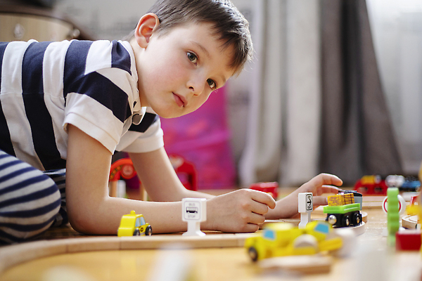 포토 JPG 해외이미지 백인 교육 남자 행복 어린이 자동차 놀이 바닥 주택 실내 한명 미소 사람 소년 목재 초록색 학습 컬러풀 장난감 노란색 기찻길 유치원 놀이방 방 미니어처 기차 게임 흰색 센터 놀이터 작음 돌봄 방법 선로 해외202310 해외포토 서양인 나무 1 감정 육상교통 컬러 재료 모션 대중교통 표정 내부 건물 모형 크기 파일형식