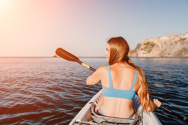 포토 JPG 해외이미지 1 라이프스타일 여자 행복 호수 스포츠 바다 섬 여행 자연 휴가 건강 한명 사람 풍경 야외 뒷모습 물 여름 여행객 맑음 보트 카누 카약 노젓기 해외202310 해외포토 자연요소 계절 감정 뷰포인트 배_교통 모션 날씨 생활 수상스포츠 생태계 파일형식