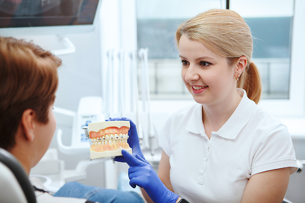 포토 JPG 해외이미지 직업 여자 건강 치과 병원 한명 치료 환자 의사 입 치아 치과의사 돌봄 치아교정 구강학 해외202310 해외포토 1 의학 모션 사람 신체부위 의료진 소화기관 교정 파일형식