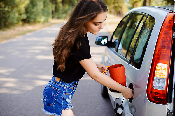 포토 JPG 해외이미지 라이프스타일 여자 도로 여행 교통시설 자동차 통 한명 서기 사람 성인 빨간색 긴급 신용카드 운전사 역 기름 휘발유 석유 서비스 탱크 연료 가스 문제 펌프 그만 비어있는 해외202310 해외포토 직업 1 길 음식 육상교통 컬러 교통 모션 생활 금융 시설 파일형식
