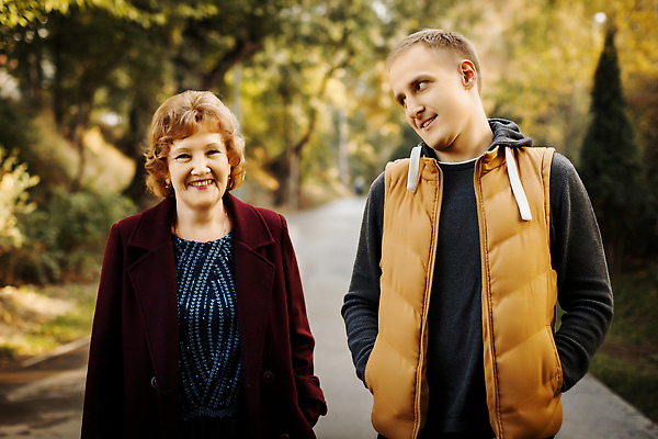 포토 JPG 해외이미지 백인 라이프스타일 공원 노년 행복 중년 가족 엄마 함께함 사람 야외 두명 산책 우아함 러시아 세대 러시아인 삼림지대 해외202310 해외포토 서양인 공공시설 감정 유럽 컨셉 관계 휴식 성인 생활 숲 파일형식