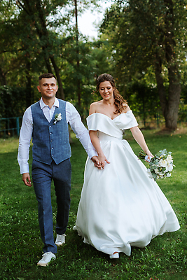 포토 JPG 해외이미지 커플 드레스 행복 꽃다발 신랑 결혼 2 신혼부부 함께함 웃음 정장 두명 여름 파란색 걷기 기쁨 흰색 도시 해외202310 해외포토 부부 옷 계절 꽃 감정 컬러 컨셉 관계 모션 표정 사람 이벤트 신혼 파일형식