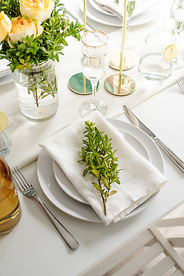 포토 JPG 해외이미지 식물 접시 꽃 포크 잎 와인잔 의자 식탁 잔 사람없음 장식 수건 꽃병 식탁보 나이프 고급 상차림 해외202310 해외포토 식기 가구 컨셉 술잔 탁자 위생용품 칼 파일형식