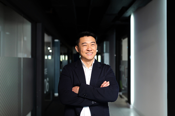 포토 JPG 해외이미지 직업 응시 행복 회사 비즈니스 CEO 사업가 성공 직장 실내 한명 서기 미소 동양인 금융 사무실 카메라 팔짱 비즈니스맨 자신감 우아함 대표 종업원 스마트 만족 경영자 리더 긍정 팔 주인 책임자 교차 경영 스타일 카피스페이스 세련 해외202310 해외포토 1 시선 남자 감정 컨셉 모션 표정 사람 인종 내부 신체부위 경제 전자제품 공백 직장인 파일형식