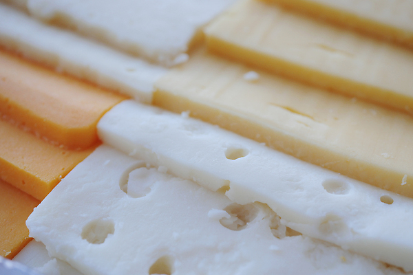 포토 JPG 해외이미지 스튜디오촬영 음식 조각 부분 치즈 유제품 건강 사람없음 신선 구멍 상품 네덜란드 유기농 슬라이스 흙더미 페타치즈 해외202310 해외포토 웰빙 유럽 실내 흙 파일형식 더미