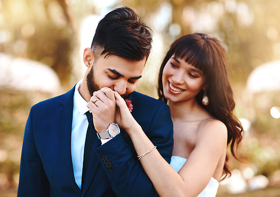 포토 JPG 해외이미지 부부 여자 남자 시계 웨딩드레스 결혼 팔찌 손등키스 사랑 정장 상반신 성인 두명 옆모습 눈감음 귀걸이 반지 성인만 해외202310 해외포토 커플 드레스 옷 감정 뷰포인트 장신구 모션 키스 사람 이벤트 파일형식