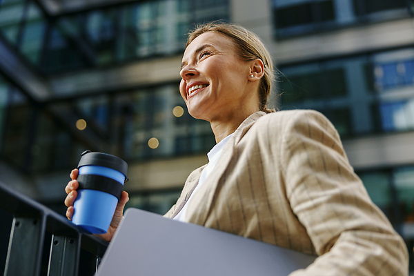 포토 JPG 해외이미지 직업 라이프스타일 옷 여자 행복 도로 커피 음료 비즈니스 사업가 성공 아침 노동자 거리 한명 미소 사람 성인 야외 컵 사무실 뷰티 유행 걷기 흰색 도시 업무 비즈니스우먼 자신감 우아함 방법 정중 스타일 해외202310 해외포토 주간 1 식기 감정 길 컬러 컨셉 교통시설 모션 표정 생활 작업 직장인 파일형식